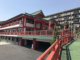 本堂と開帳塔婆