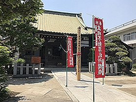 本堂と開帳塔婆