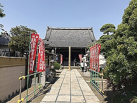 本堂と開帳塔婆