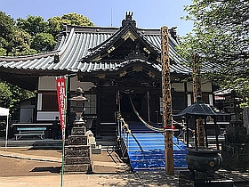 本堂と開帳塔婆