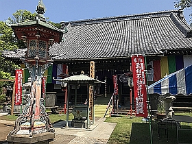 本堂と開帳塔婆
