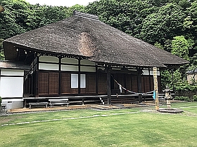 本堂と開帳塔婆