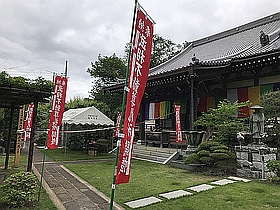 本堂と開帳塔婆