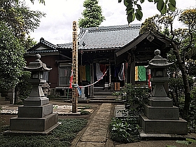 本堂と開帳塔婆