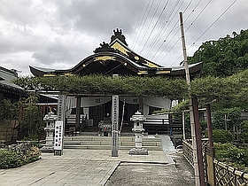 本堂と開帳塔婆