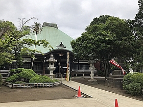 本堂と開帳塔婆