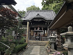 本堂と開帳塔婆