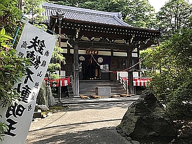 本堂と開帳塔婆