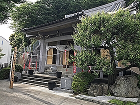 本堂と開帳塔婆