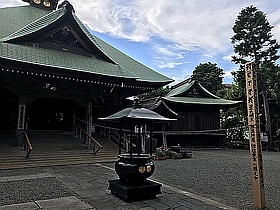 本堂と開帳塔婆