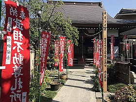 本堂と開帳塔婆