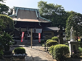 本堂と開帳塔婆