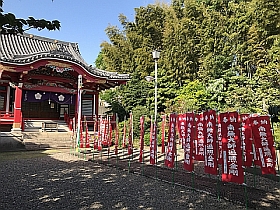 本堂と開帳塔婆