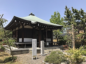 本堂と開帳塔婆