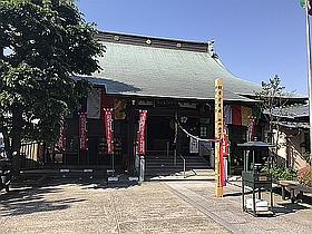 本堂と開帳塔婆