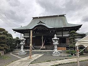 本堂と開帳塔婆