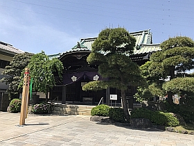 本堂と開帳塔婆