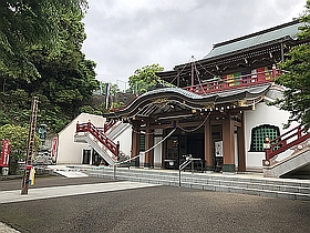 本堂と開帳塔婆