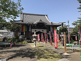 本堂と開帳塔婆