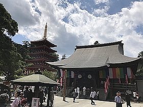 不動堂と開帳塔婆