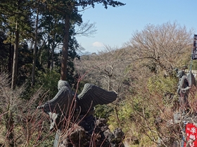 天狗像と富士山