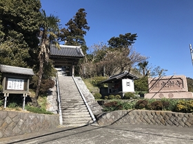 石段と山門