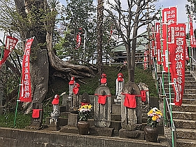 入り口付近の石像