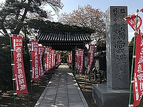 入り口から見たお寺