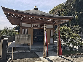 入り口付近の石像