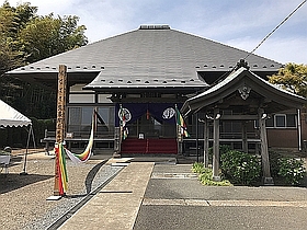 入り口付近の石像