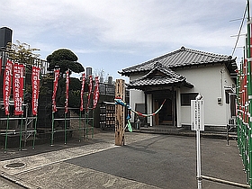 入り口付近の石像