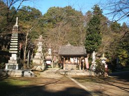 トンネル道出口から見た境内