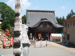 観音堂と不動明王の石像