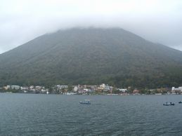男体山と中禅寺湖
