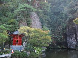 池と岩壁の風景