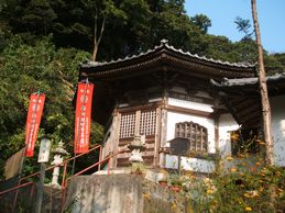 幸福観音像を祀る写経塔