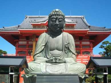 阿弥陀如来像と本堂（その３）