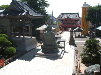 阿弥陀如来像の後ろ姿と境内風景