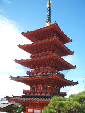 阿弥陀如来像の後ろ姿と境内風景