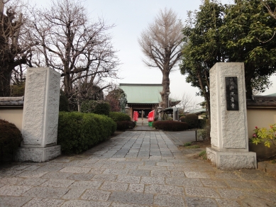 入口から見た境内