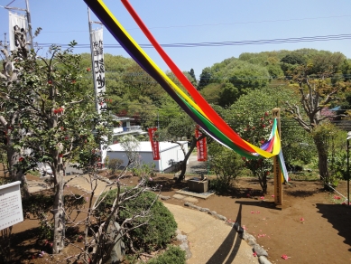 観音堂から見た開帳塔婆