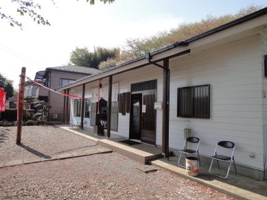 集会所と開帳塔婆