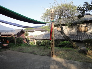 観音堂から見た開帳塔婆