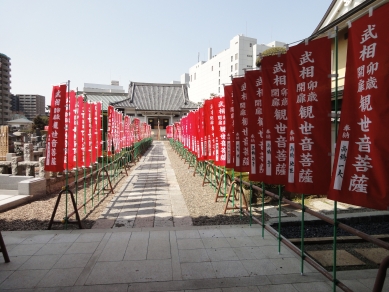 赤いのぼり旗と本堂