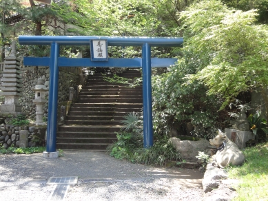 本堂右隣の鳥居