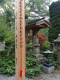 祈願塔と聖観音石像