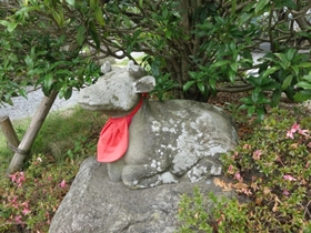 牛伏堂由来の石像