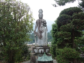観音像と武甲山