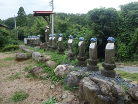 秩父札所を開設した十三権者の石像