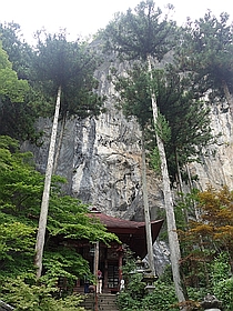 大岩壁と観音堂
